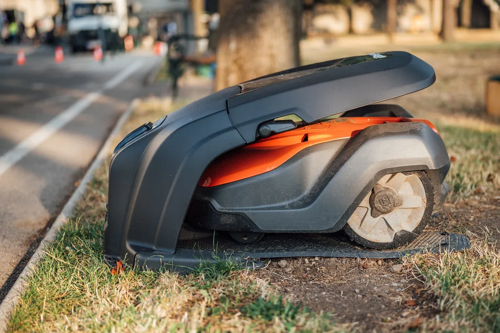Robot tondeuse RTK, vision ou LiDAR : comment se repère-t-il ?
